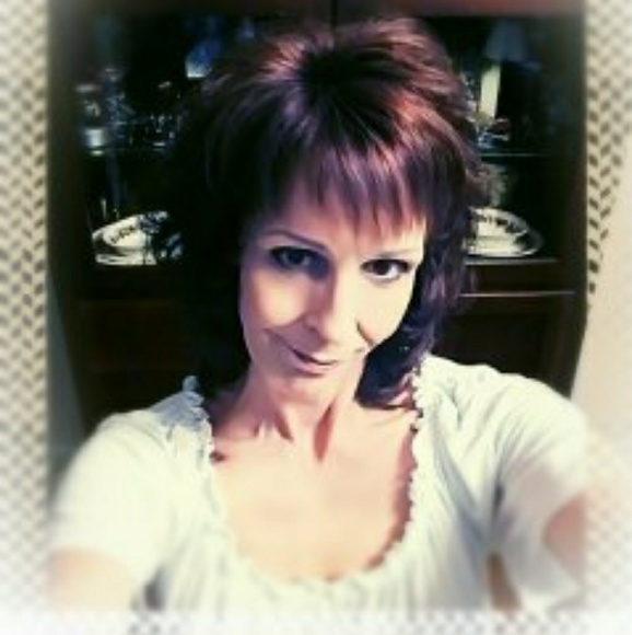 Meet your Posher, Nikki - Picture 2 of 2